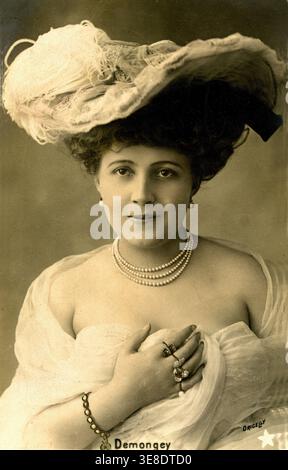 Portrait of Mademoiselle Demongey, actress and artist. Photo by Oricelly, 1905 Stock Photo