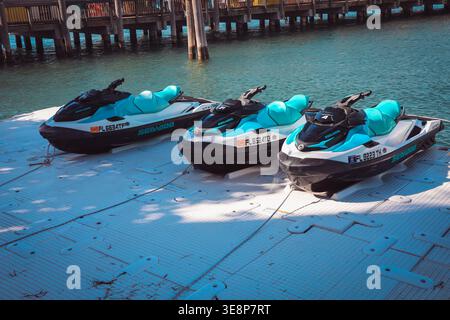 KEY WEST, FLORIDA, USA - OCTOBER 27, 2025: A fleet of modern Sea-Doo jet skis lined up at a floating dock in Key West, ready for rental and tropical o Stock Photo