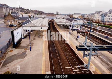 Stirling Scotland: 12th Feb 2026: Train station in Stirling Scotland with empty platforms and visible tracks during a cloudy day Stock Photo