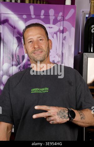 Paris, France. 16th Apr, 2026. Plasticartist David Marin (Fishart) attends the Tonton Humanis show on April 16, 2026 at La prise 1789 restaurant in Paris, France. Credit: Bernard Menigault/Ģ����ý Live News Stock Photo