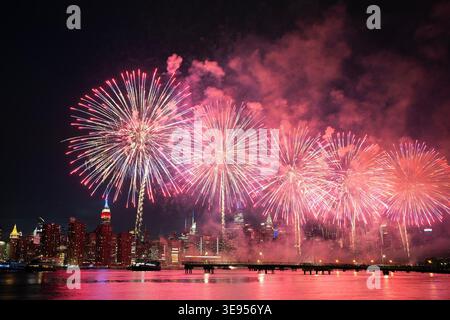 Fireworks explode over the New York City skyline during a 4th of July ...