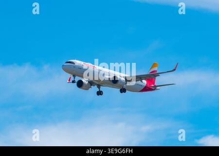 Spanish Iberia Airbus A320-200 (old livery) with registration EC
