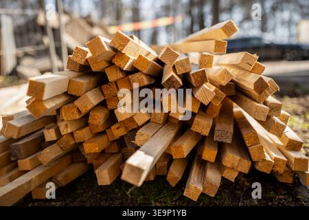 Stack of cut wooden timber battens with rough sawn ends on outdoor construction site for carpentry supply, framing work, and material storage Stock Photo