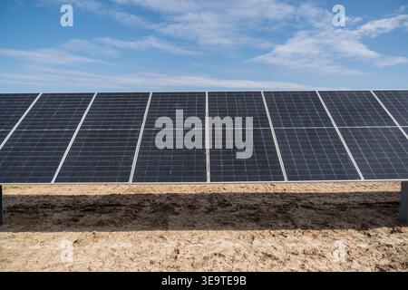Large scale solar power project featuring crystalline silicon panels for green energy efficiency and carbon footprint reduction in modern utility infr Stock Photo