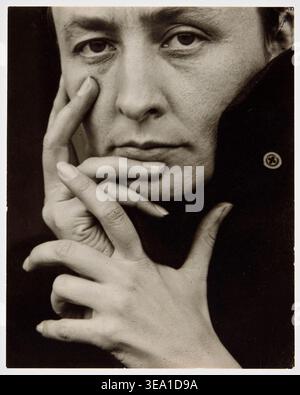 Georgia O'Keeffe by Alfred Stieglitz, 1918, modernist painter and artist in contemplative pose with hand to face Stock Photo