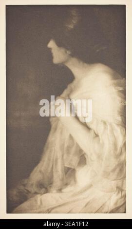 Miss M. of Washington, No. 17 from the portfolio American Pictorial Photography, Series II by Rose Clark and Elizabeth Flint Wade, 1899, woman in flowing white drapery captured in profile, gazing upward with contemplative expression Stock Photo