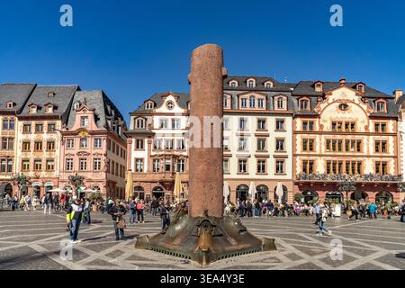 Heunensäule auf dem Markt in Mainz, Rheinland-Pfalz, Deutschland  |  Hay Column on the market square in Mainz, Rhineland-Palatinate, Germany Stock Photo