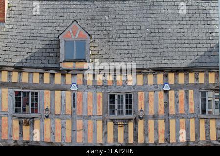 16th Century incoic Tudor building, painted between natural timber frame, Ross-on Wye. The small gaps between the timbers denote a wealth owner, Stock Photo