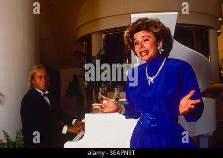A singer and pianist performing for dinner guests at one of the resraurants at an up-market hotel on Maui Island, Hawaii, USA Stock Photo