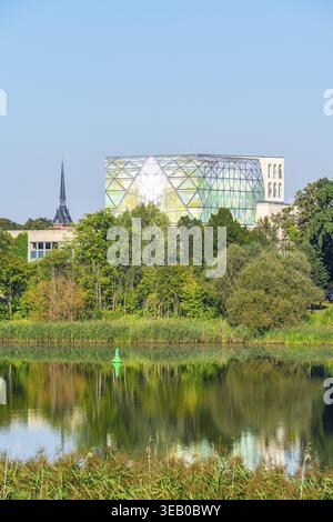 View across the Hohensaaten-Friedrichsthal waterway to the building of the Theater der Uckermaerkische Buehnen, Schwedt an der Oder, Uckermark, Brande Stock Photo