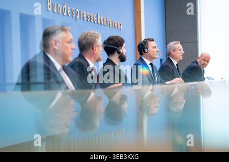 Bundespressekonferenz - Deutsch-kanadische Partnerschaft fuer souveraene KI Rolf Schumann, Co-CEO von Schwarz Digits gemeinsam mit Samuel Weinbach, Co-Founder von Aleph Alpha, Aidan Gomez, Co-Founder und CEO von Cohere und Evan Solomon, Minister fuer kuenstliche Intelligenz und digitale Innovation der Regierung von Kanada und Karsten Wildberger, Bundesminister fuer Digitalisierung und Staatsmodernisierung und Mathis Feldhoff Bundespressekonferenz in der Bundespressekonferenz zur Vorstellund des Thema Deutsch-kanadische Partnerschaft für souveraene KI, Berlin , 24.04.2026 Berlin Berlin Deutschl Stock Photo