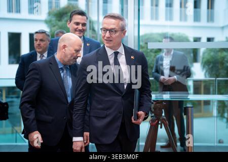 Bundespressekonferenz - Deutsch-kanadische Partnerschaft fuer souveraene KI Karsten Wildberger, Bundesminister fuer Digitalisierung und Staatsmodernisierung, Mathis Feldhoff Bundespressekonferenz und Evan Solomon, Minister fuer kuenstliche Intelligenz und digitale Innovation der Regierung von Kanada bei ihrer Ankunft in der Bundespressekonferenz zur Vorstellund des Thema Deutsch-kanadische Partnerschaft für souveraene KI, Berlin , 24.04.2026 Berlin Berlin Deutschland *** Federal Press Conference German-Canadian Partnership for Sovereign AI Karsten Wildberger, Federal Minister for Digitalizatio Stock Photo