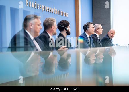 Bundespressekonferenz - Deutsch-kanadische Partnerschaft fuer souveraene KI Rolf Schumann, Co-CEO von Schwarz Digits gemeinsam mit Samuel Weinbach, Co-Founder von Aleph Alpha, Aidan Gomez, Co-Founder und CEO von Cohere und Evan Solomon, Minister fuer kuenstliche Intelligenz und digitale Innovation der Regierung von Kanada und Karsten Wildberger, Bundesminister fuer Digitalisierung und Staatsmodernisierung und Mathis Feldhoff Bundespressekonferenz in der Bundespressekonferenz zur Vorstellund des Thema Deutsch-kanadische Partnerschaft für souveraene KI, Berlin , 24.04.2026 Berlin Berlin Deutschl Stock Photo