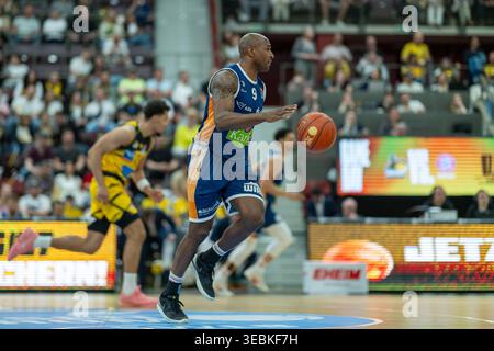 Deandre Lansdowne (ROSTOCK SEAWOLVES, #09), Elijah Mitrou-Long (Aris ...