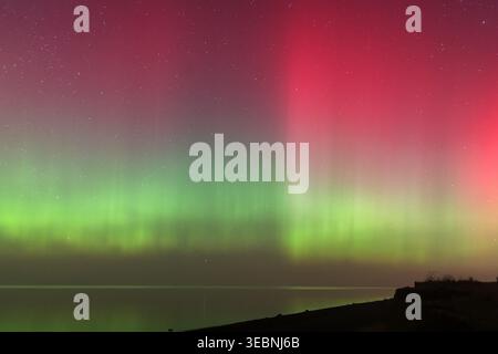 Helles Polarlicht (Aurora borealis) mit intensiven roten und grünen Farben über der Ostsee bei Gremersdorf, SH am 20. Januar. 2026. Stock Photo