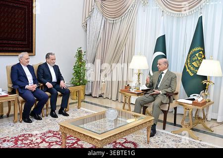Islamabad, Pakistan. 27th Apr, 2026. Pakistan's Prime Minister Shehbaz Sharif (R) greeting Iran's Foreign Minister Abbas Araghchi (2L) before their meeting amid the Middle East war, at the Prime Minister House in Islamabad, Saturday on April 25, 2026. Photo by Iranian Ministry of Foreign Affairs/UPI Credit: UPI/Alamy Live News Stock Photo