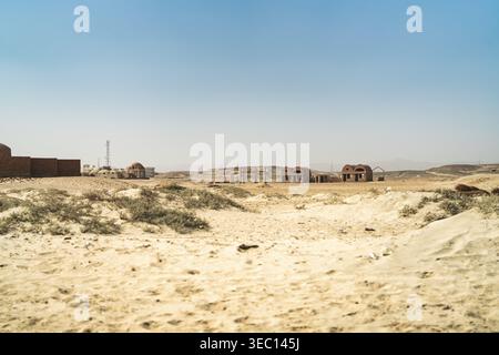 Marsa alam, egypt 21 april 2026: arid desert landscape features old, unfinished structures and sand, showing themes of abandonment and development in Stock Photo