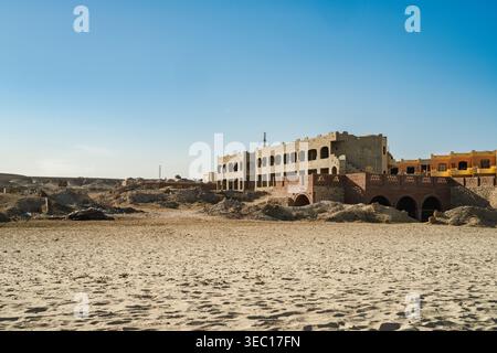 Marsa alam, egypt 21 april 2026: desert landscape with an abandoned building structure in marsa alam, egypt, showcasing stalled construction and unfin Stock Photo