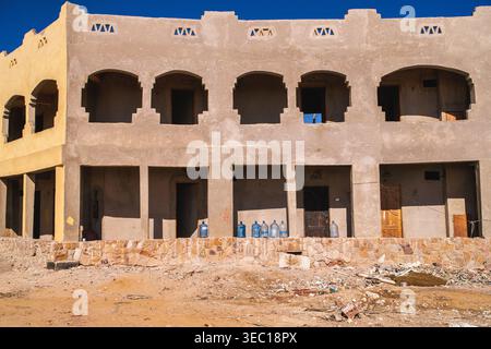 Marsa alam, egypt 21 april 2026: unfinished and abandoned building displaying traditional architectural elements in marsa alam, egypt, under a clear b Stock Photo