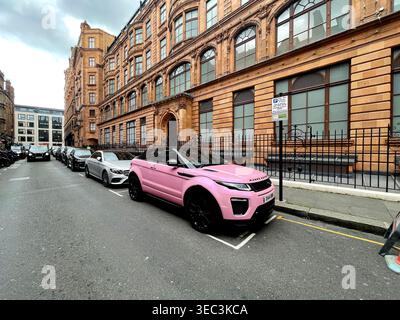 A pink Range Rover with attached parking ticket outside Harrods store west entrance. Credit: Alamy Stock Photo