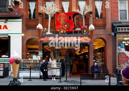 Ferrara Bakery and Cafe, 195 Grand St, New York, NYC storefront of an Italian pastry shop and cafe in Manhattan's Little Italy. pasticceria. Stock Photo