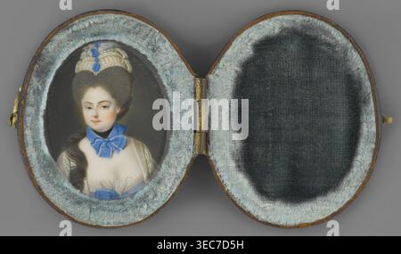 Portrait of a woman in a gray wig. Unknown artist. Aristocratic female three-quarter portrait, bust slightly right, head turned left. Tall gray wig with a white headdress at the top; a long wavy strand of hair falls over the right shoulder. At the neck a black scarf with a light sapphire ribbon tied in a bow. White satin low-cut dress with lace at the bodice and a large light sapphire bow below. Dark gray background. Oval case of dark brown leather, lined with blue velvet inside, closed with a hook. Ca. 1770. Miniature, height 5.6 cm, width 2.9 cm., An open oval case with a hinged center shows Stock Photo