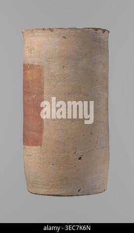 Canopic urn, clay, cylindrical shape with flat bottom and flat straight rim. Made on the wheel from Nile clay type NB2, Vienna System. Bottom trimmed with a knife; surface leveled. Outer wall painted with a red rectangle 11.5 cm wide × 11 cm high. Light brown color. Rim partially filled with plaster and painted preservation quite good. New Kingdom, ca. 1550–1069 BC, Deir el-Medina. Vessel; height 23.5 cm, rim diameter 12.5 cm, bottom diameter 11.4 cm., canopic urn function., A cylindrical earthenware vessel with a matte, slightly rough surface in shades of beige and tan, showing a rectangular Stock Photo