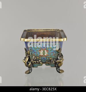 Flower pot incense burner on four legs, 18th century, China, Qing 1644–1911. Cloisonné enamel vessel, jardinière/incense burner; decoration: lotus tendril on a turquoise background, legs shaped as flowered trunks plum branches made of gilded bronze; motifs include lotuses, lotus tendril, plum trees, cracked ice, and meander ornament. Dimensions: height 9.5 cm, width 17.2 cm, depth 12.0 cm., A small square metal container with a flared gold rim sits against a plain light gray background; its exterior surfaces are decorated with a turquoise blue base and intricate patterns in darker blue, green, Stock Photo