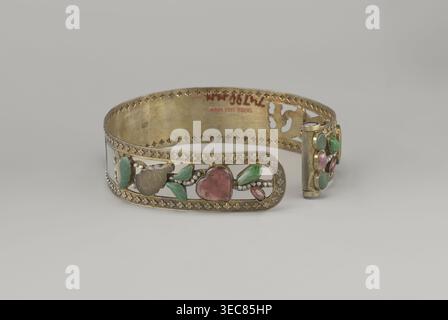 Headband, plant ornament, Chinese, Chinese art, Qing 1644–1911, head ornament, openwork inlaid with glass, semi-precious stones, river pearls and beads, 19th century, China, height 3.3 cm, diameter 12 cm., A decorative metal bracelet band with an openwork design rests on a neutral pale gray surface against a light gray background; the band is primarily gold-toned with a patterned border and ornate cutouts, and it features several inlaid stones and carved elements in green, pink, and pale gray, as well as small white bead-like accents; one end shows a cylindrical clasp element adorned with more Stock Photo