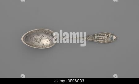 Souvenir spoon, Towle Silversmith fl. 1882-, — souvenir spoon with an ovoid dipper with a pointed tip, showing a scene of the interior of a mine with two men with pickaxes; on the reverse an engraved cursive inscription Batle Mont probably referring to Battle Mount, Nevada. Straight, flaring handle with a lanceolate tip; handle grip depicts a man standing by a well, turning a crank and winding up a chain running along the handle to which a bucket filled with ore is attached, reaching into the mine. On the reverse of the handle a crossed shovel, pickaxe and a rope with an incomprehensible Stock Photo
