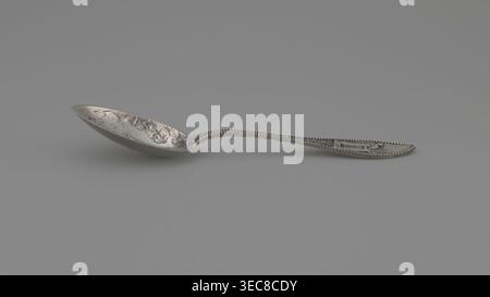 Souvenir spoon, Towle Silversmith fl. 1882-, role classification of maker, goldsmith company author, Paderewski, Ignacy Jan 1860-1941 — souvenir spoon with an ovoid dipper with a pointed tip, with a scene depicting the interior of a mine with two men with pickaxes; on the reverse an engraved inscription in cursive Batle Mont probably referring to Battle Mount, a city in Nevada; straight, flaring handle with a lanceolate tip, handle grip with a depiction of a man standing by a well, turning a crank, winding up a chain running along the handle, to which a bucket filled with ore is attached at Stock Photo
