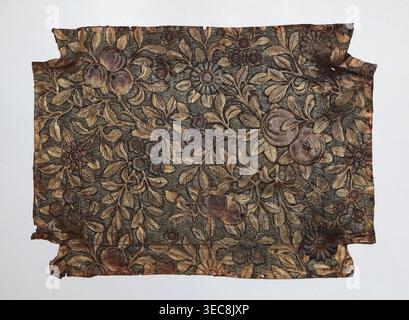 Fragment of cordovan leather, cordovan leather, flowers, fruit, butterflies, Scheele, Stanisław fl. ca. 1919, furniture upholstery, Seat or backrest of a chair made of embossed, painted, and gilded leather. The entire surface of the leather is filled with floral and fruit decoration. Leafy branches with small flowers and fruit, on and between which are placed small insects butterflies and flies. The background of the entire decoration is textured with a fine mesh of lines enclosed in triangles. 17th/18th century, Europe, varia. Height 32 cm, width 44 cm., A rectangular piece of patterned Stock Photo