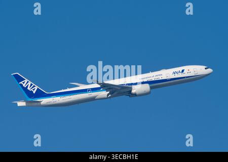 Boeing 777 300 ana hi-res stock photography and images - Alamy