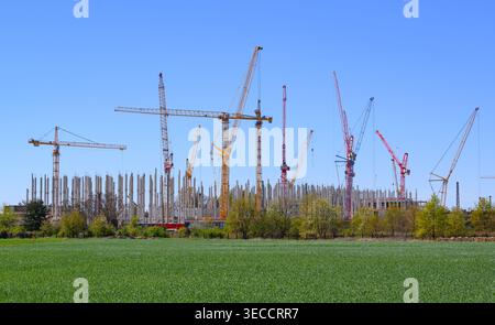 29 April 2026, Brandenburg, Lübbenau: Several cranes stand on the large construction site for a Schwarz Group data center. The Schwarz Group, parent company of Lidl and Kaufland, is investing 11 billion euros in a new data center here on the edge of the Spreewald. The foundation stone was laid in November 2025. Two and a half billion will be spent on construction, the rest on IT infrastructure; there is no state funding. The Schwarz Digits data center will be completed by the end of 2027, powered by electricity from renewable sources and planned for around 200 megawatts and up to 100,000 speci Stock Photo