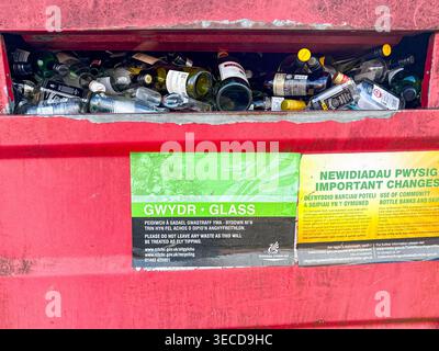 Pontypridd, Rhondda Cynon Taf, Wales, UK - 21 March 2026: Panoramic view of empty wine and spirits bottles in a full recycling container. Stock Photo