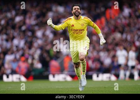 L. side goalkeeper David Raya (Arsenal), referee Davide Massa (Italy ...