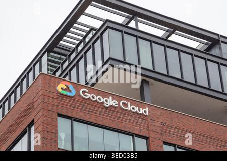 Google Cloud logo sign on the building in Chicago, Illinois, USA. Stock Photo