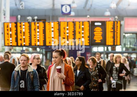 Commuters walking through Manchester Piccadilly railway station in Manchester, England, UK Stock Photo