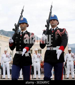 Monaco, France. 04th May, 2026. © PHOTOPQR/NICE MATIN/Jean François Ottonello ; Monaco ; 04/05/2026 ; Passage de la tenue d hiver, en noir, a la tenue d ete, en blanc, pour les carabiniers du prince lors de la releve de la garde Monaco may 4th 2026 The Prince's Carabiniers change from their winter uniform (black) to their summer uniform (white) during the changing of the guard. Credit: MAXPPP/Alamy Live News Stock Photo