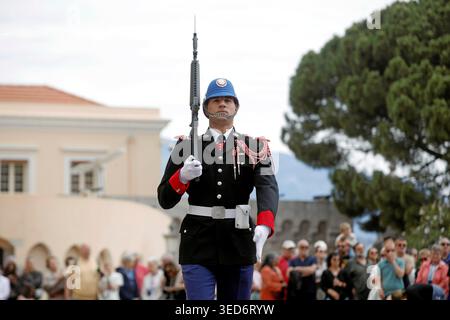 Monaco, France. 04th May, 2026. © PHOTOPQR/NICE MATIN/Jean François Ottonello ; Monaco ; 04/05/2026 ; Passage de la tenue d hiver, en noir, a la tenue d ete, en blanc, pour les carabiniers du prince lors de la releve de la garde Monaco may 4th 2026 The Prince's Carabiniers change from their winter uniform (black) to their summer uniform (white) during the changing of the guard. Credit: MAXPPP/Alamy Live News Stock Photo