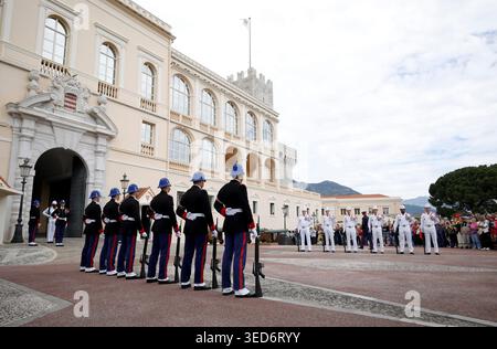 Monaco, France. 04th May, 2026. © PHOTOPQR/NICE MATIN/Jean François Ottonello ; Monaco ; 04/05/2026 ; Passage de la tenue d hiver, en noir, a la tenue d ete, en blanc, pour les carabiniers du prince lors de la releve de la garde Monaco may 4th 2026 The Prince's Carabiniers change from their winter uniform (black) to their summer uniform (white) during the changing of the guard. Credit: MAXPPP/Alamy Live News Stock Photo