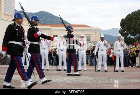 Monaco, France. 04th May, 2026. © PHOTOPQR/NICE MATIN/Jean François Ottonello ; Monaco ; 04/05/2026 ; Passage de la tenue d hiver, en noir, a la tenue d ete, en blanc, pour les carabiniers du prince lors de la releve de la garde Monaco may 4th 2026 The Prince's Carabiniers change from their winter uniform (black) to their summer uniform (white) during the changing of the guard. Credit: MAXPPP/Alamy Live News Stock Photo