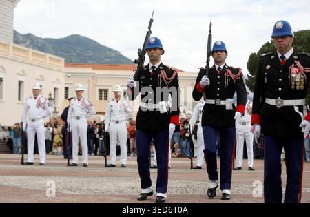 Monaco, France. 04th May, 2026. © PHOTOPQR/NICE MATIN/Jean François Ottonello ; Monaco ; 04/05/2026 ; Passage de la tenue d hiver, en noir, a la tenue d ete, en blanc, pour les carabiniers du prince lors de la releve de la garde Monaco may 4th 2026 The Prince's Carabiniers change from their winter uniform (black) to their summer uniform (white) during the changing of the guard. Credit: MAXPPP/Alamy Live News Stock Photo