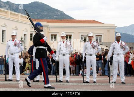 Monaco, France. 04th May, 2026. © PHOTOPQR/NICE MATIN/Jean François Ottonello ; Monaco ; 04/05/2026 ; Passage de la tenue d hiver, en noir, a la tenue d ete, en blanc, pour les carabiniers du prince lors de la releve de la garde Monaco may 4th 2026 The Prince's Carabiniers change from their winter uniform (black) to their summer uniform (white) during the changing of the guard. Credit: MAXPPP/Alamy Live News Stock Photo