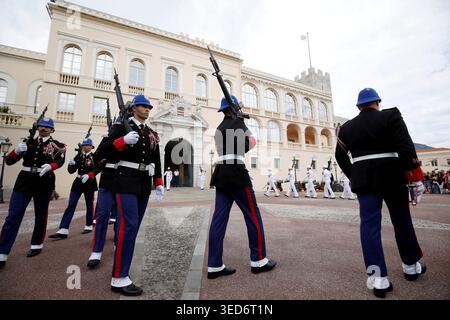 Monaco, France. 04th May, 2026. © PHOTOPQR/NICE MATIN/Jean François Ottonello ; Monaco ; 04/05/2026 ; Passage de la tenue d hiver, en noir, a la tenue d ete, en blanc, pour les carabiniers du prince lors de la releve de la garde Monaco may 4th 2026 The Prince's Carabiniers change from their winter uniform (black) to their summer uniform (white) during the changing of the guard. Credit: MAXPPP/Alamy Live News Stock Photo