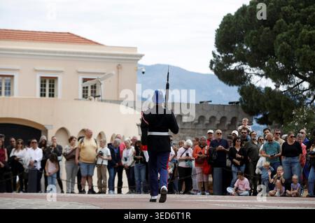Monaco, France. 04th May, 2026. © PHOTOPQR/NICE MATIN/Jean François Ottonello ; Monaco ; 04/05/2026 ; Passage de la tenue d hiver, en noir, a la tenue d ete, en blanc, pour les carabiniers du prince lors de la releve de la garde Monaco may 4th 2026 The Prince's Carabiniers change from their winter uniform (black) to their summer uniform (white) during the changing of the guard. Credit: MAXPPP/Alamy Live News Stock Photo