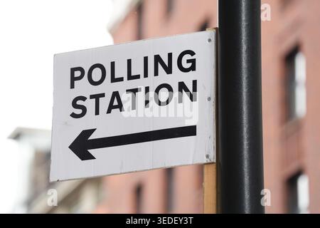 A general view of a Polling Station sign on Bryanston Street in Westminster, central London, ahead of the upcoming local elections. Picture date: Tuesday May 5, 2026. Stock Photo