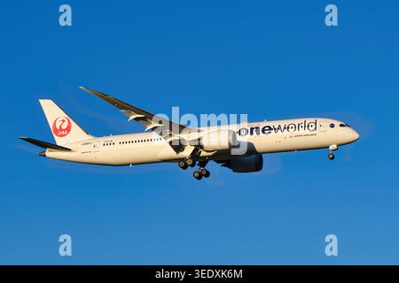 Oneworld livery hi-res stock photography and images - Alamy