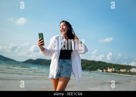 Conceptual image of a modern nomad balancing remote connection with a tropical escape Stock Photo