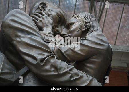 Paul Day: The Meeting Place sculpture  of a couple locked in an amorous embrace, St Pancras Station, London Stock Photo